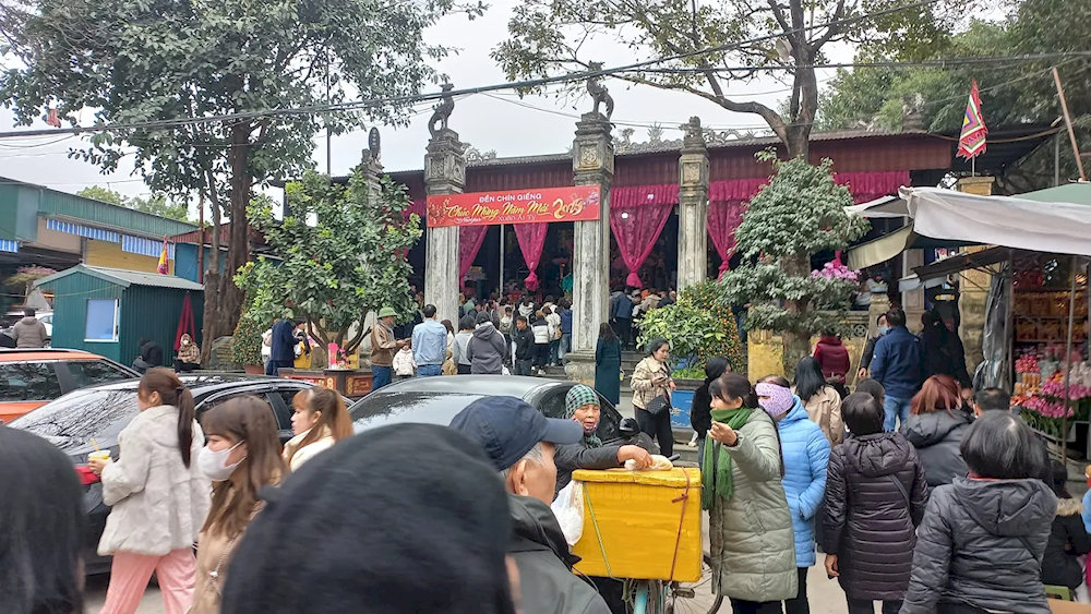 Người dân nô nức đến đền Cô Chín hành hương mỗi độ Xuân về